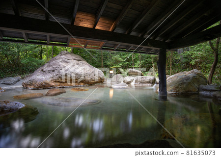 Japanese healing hot spring 81635073