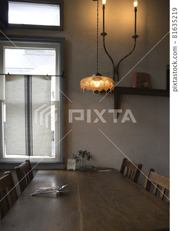 咖啡館內部桌子 81635219