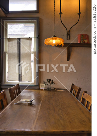 咖啡館內部桌子 81635220