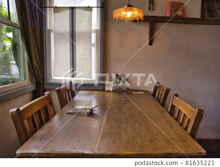 咖啡館內部桌子 咖啡館內部桌子 81635221