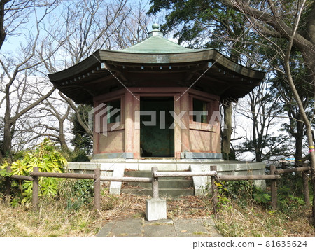 The octagonal hall at Shomyoji Citizens' Forest in Kanazawa Ward, Yokohama (top of Mt. Kanazawa) 81635624