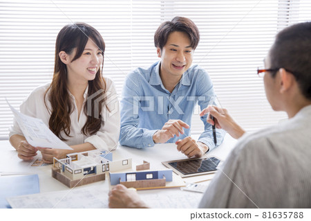 業主和設計師一邊看房子模型一邊開會 81635788