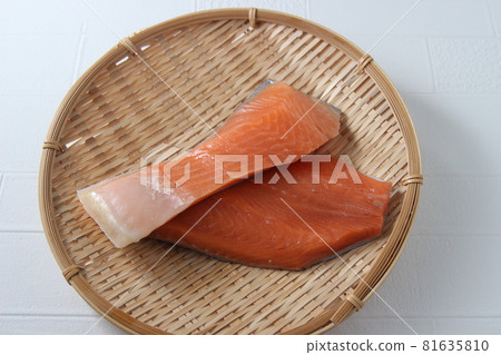 2 片鮭魚片放入濾鍋中 2 片鮭魚片放入濾鍋中 81635810
