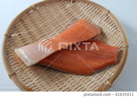 2 片鮭魚片放入濾鍋中 2 片鮭魚片放入濾鍋中 81635811