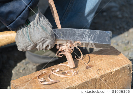 [Make a feather stick with a hatchet] 81636306