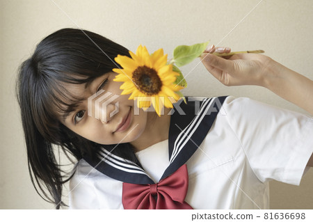 一個醒來睡覺的女孩 81636698