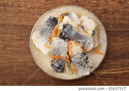 糖醋醃鯡魚 81637317