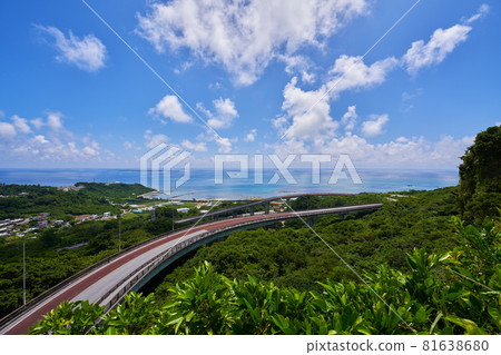 沖繩縣南部、南部城市的二井金橋、久高島知念岬公園 沖繩縣南部、南部城市的二井金橋、久高島知念岬公園 81638680
