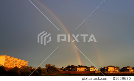 The base of the large rainbow and the secondary rainbow are clearly visible. The base of the large rainbow and the secondary rainbow are clearly visible. 81639680