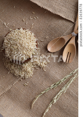 Organic raw brown rice in close up 81639778