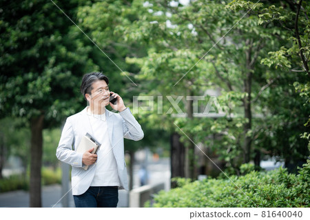 Middle men outdoor smartphone casual 81640040