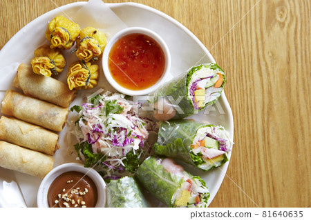 越南美食：新鮮春捲和炸春捲 81640635