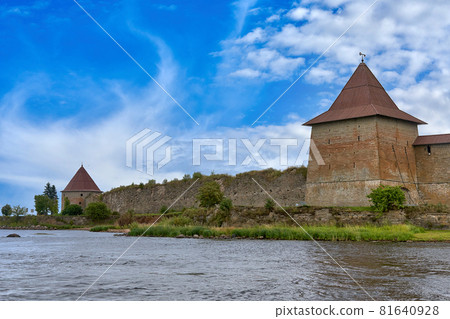 Natural landscape with a view of the old fortress by the lake 81640928