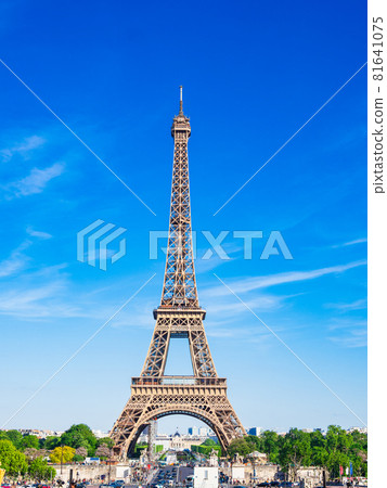 Vertical composition of the Eiffel Tower seen from Place du Trocadero in Paris 81641075