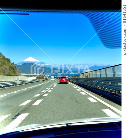 Tomei Expressway, Shizuoka Prefecture, a view of blue sky, ocean and snow-capped Mt. Fuji as you go around a curve 81641351