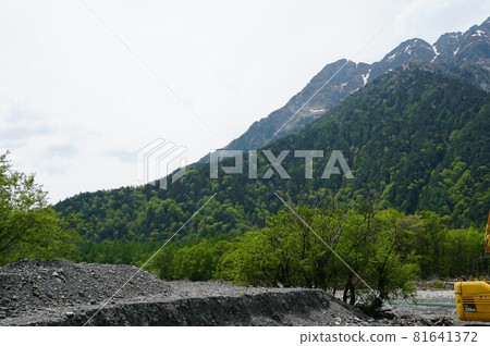 高地。穗高聯邦,位於北阿爾卑斯山。重型裝備,防洪。 2000公尺內有防洪工程。 高地。穗高聯邦,位於北阿爾卑斯山。重型裝備,防洪。 2000公尺內有防洪工程。 81641372
