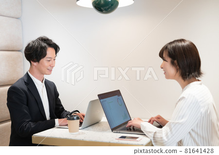 年輕男女員工面對面工作拍攝合作“+SHIFT NOGIZAKA” 81641428