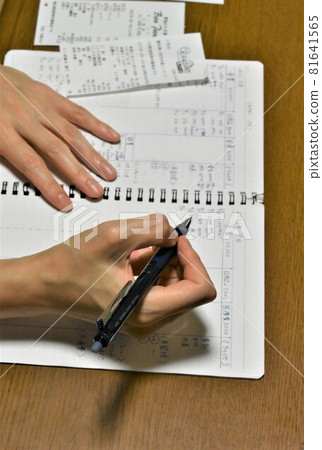 保存家庭帳本的婦女 81641565