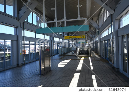 Inside the platform at Kinjofuto Station on the Aonami Line 81642074