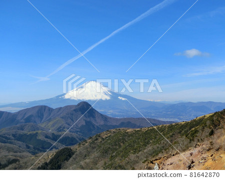 從明神嶽山頂眺望,富士山、地震雲、凝結尾跡等景色令人心曠神怡(神奈川縣南足柄市、箱根町) 從明神嶽山頂眺望,富士山、地震雲、凝結尾跡等景色令人心曠神怡(神奈川縣南足柄市、箱根町) 81642870