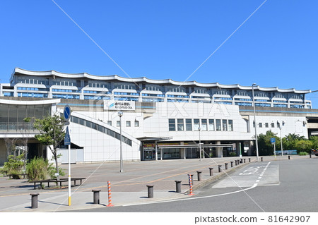 The square in front of Kinjofuto Station on the Aonami Line 81642907