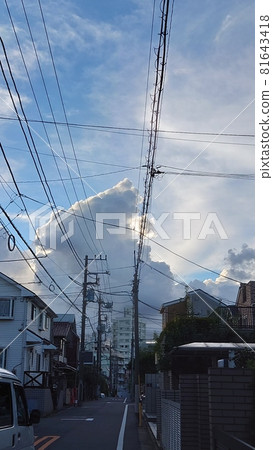 東京郊區的夏季雲彩 東京郊區的夏季雲彩 81643418