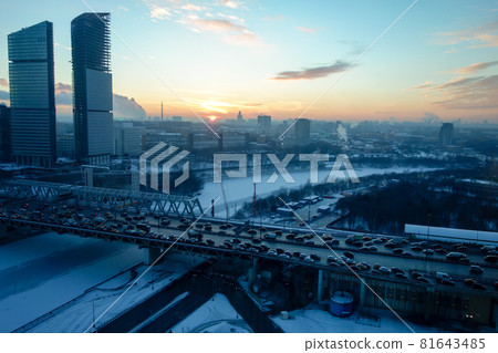 寒冷的冬天莫斯科天際線,夕陽和冰凍的河流 寒冷的冬天莫斯科天際線,夕陽和冰凍的河流 81643485