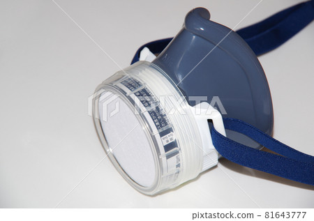 Gas mask equipped with a special absorbent can 81643777