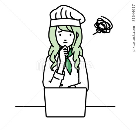 一位女廚師坐在辦公桌前打開她的電腦 一位女廚師坐在辦公桌前打開她的電腦 81644617