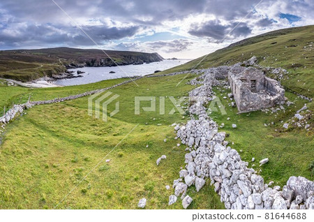 Abandoned village at An Port between Ardara and Glencolumbkille in County Donegal - Ireland. 81644688