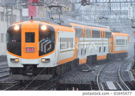 Vista汽車在大雨中 Vista汽車在大雨中 81645077