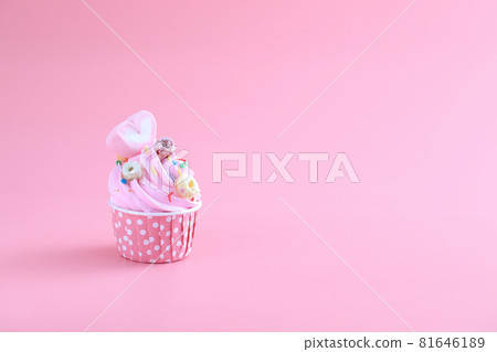 cupcake isolated in pink background 81646189