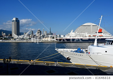 藍天下的遊輪和神戶港景觀 81646818