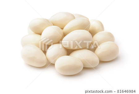 Heap of white chocolate covered almonds Heap of white chocolate covered almonds 81646984