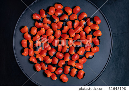 Some red seeds Some red seeds 81648198