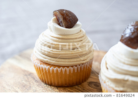 Mont Blanc: Autumn cake image material Mont Blanc: Autumn cake image material 81649824