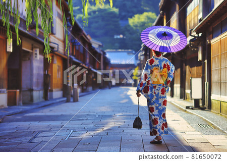 金澤東茶屋區和穿和服的女人 金澤東茶屋區和穿和服的女人 81650072