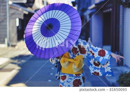 Kanazawa Higashi Chaya district and a woman in a kimono 81650093