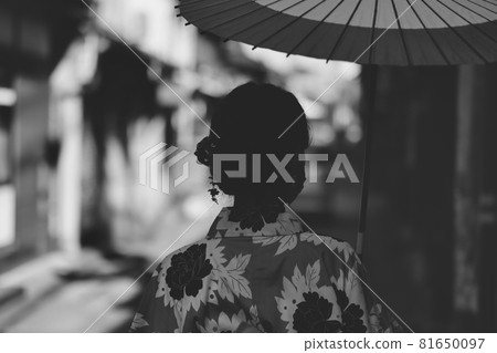 Kanazawa Higashi Chaya district and a woman in a kimono 81650097