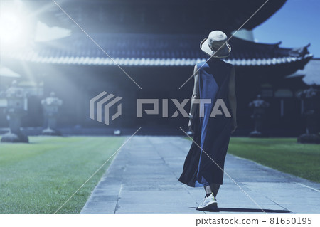 Image of a woman visiting a Japanese temple 81650195