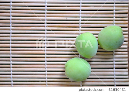 連續 3 個青梅果 81650481