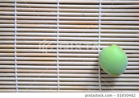 從正上方看到的李子果實 從正上方看到的李子果實 81650482