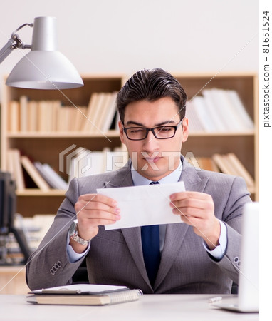Businessman receiving letter in the office Businessman receiving letter in the office 81651524