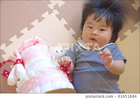 尿布蛋糕和嬰兒的形象 81651684