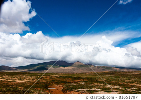 中國青海省,黃河源頭,星宿海,海拔4600米的雲層 中國青海省,黃河源頭,星宿海,海拔4600米的雲層 81651797