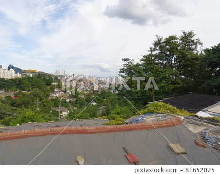 Jeongneunggol. Autumn. Alley. Sky. Residential area 81652025