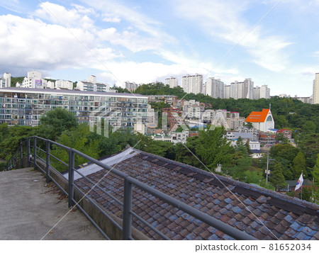 Jeongneunggol. Autumn. Alley. Sky. Residential area 81652034
