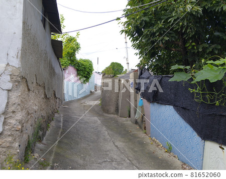 Jeongneunggol. Autumn. Alley. Sky. Residential area Jeongneunggol. Autumn. Alley. Sky. Residential area 81652060