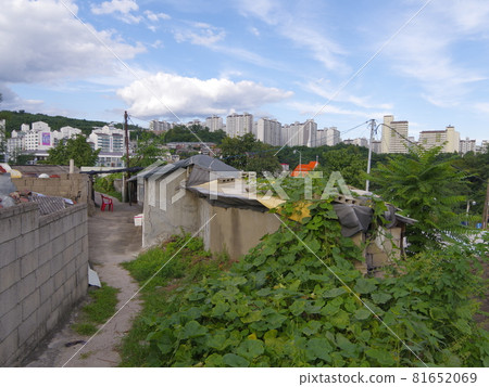 Jeongneunggol. Autumn. Alley. Sky. Residential area 81652069