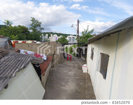 Jeongneunggol. Autumn. Alley. Sky. Residential area Jeongneunggol. Autumn. Alley. Sky. Residential area 81652070